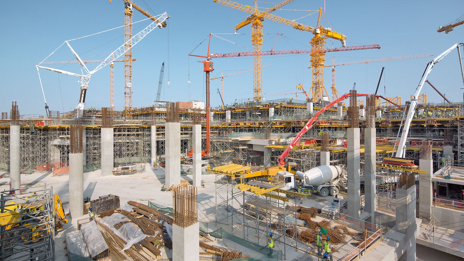 Pre dodržanie časového harmonogramu bolo potrebné spracovať viac ako 1 000m³ betónu, čo si vyžiadalo obrovské množstvo pracovníkov a materiálu.