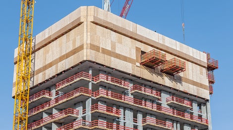 顶部的卸料平台集成在RCS防护屏中，并能够不依赖吊车直接顶升至下一浇筑层。在下部的楼层施工中，使用由吊车转运的RCS MP卸料平台作为临时的储料空间。