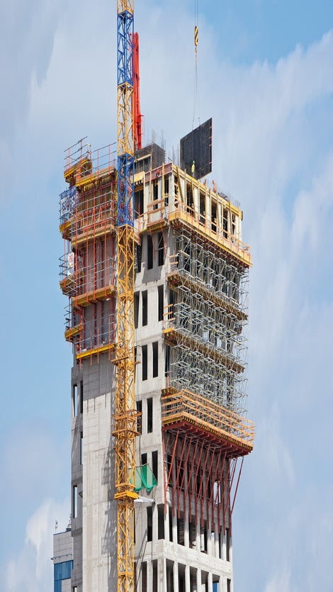 Podpěrné lešení PERI UP založené na lávkách VARIOKIT u východní fasády až do výšky jejího druhého zlomu.