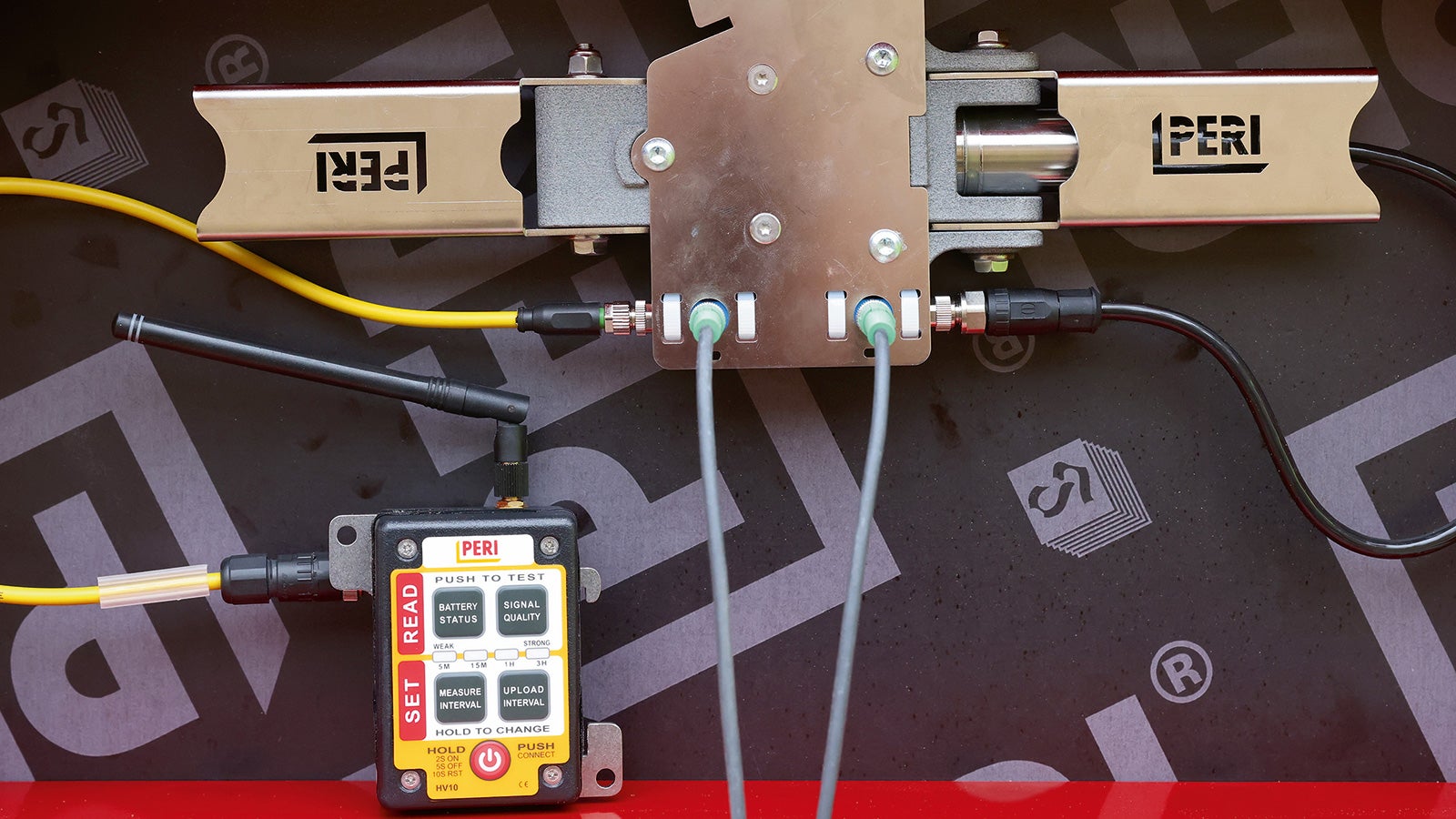With PERI InSite Construction (ISC), PERI is presenting a sensor portfolio that optimally supplements common formwork systems. The sensor technology comes into play exactly where highly qualified workers and many years of concreting experience are in short supply. It provides support in making informed decisions about the concreting process. 