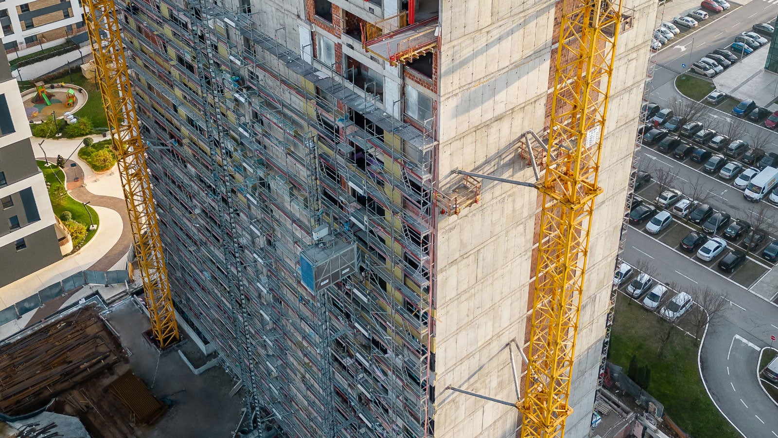 U cilju fiksiranja krana osmišljene su platforme na strani objekta bez otvora.