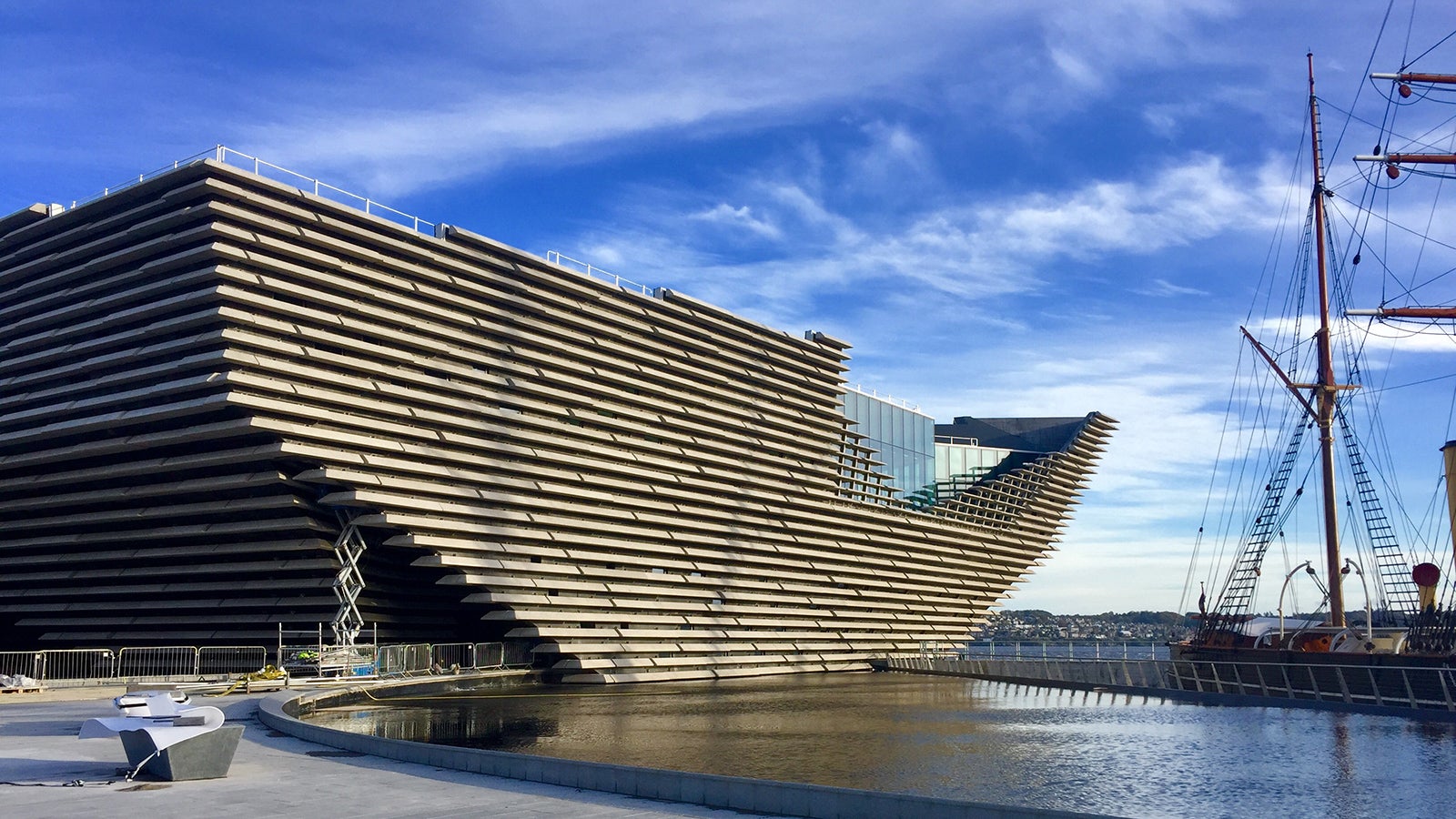 Inspiriert von den aus Sedimentgestein bestehenden Klippen der schottischen Ostküste ragt das V&amp;A Museum of Design Dundee in den Meeresarm Firth of Tay.