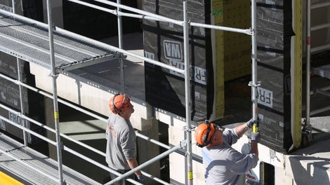 Schnell und dennoch sicher einrüsten und nutzen können: Hier bietet PERI UP Easy mit seiner systemintegrierten, vorlaufenden Geländermontage auf der Längs- und Stirnseite eindeutige Vorteile gegenüber Lösungen, die technische Schutzmassnahmen nur über zusätzlich auf- und abzubauende Ergänzungsbauteile erreichen.