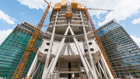 With a height of 220 m, the new office tower of the "Warsaw Spire" building ensemble will be the tallest office building in Warsaw after completion. Two office buildings flank the tower, each 55 m high.