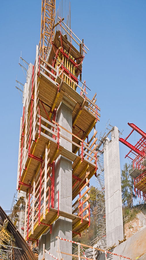 Po mostním pilíři hospodárně a nezávisle na jeřábu šplhalo lešení z kolejnicového šplhavého systému RCS.