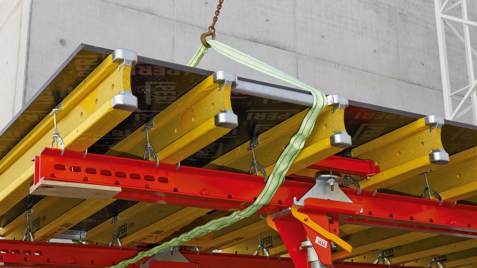 Der neue Kantenschoner vermeidet Beschädigungen der Schalhaut beim Umsetzen der Tische mit einem baustellenüblichen Kettengehänge. Die Stahlkappe und der ausgerundete Steg machen den PERI VT 20K Träger extrem robust und langlebig.<br/>