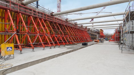 Spoľahlivý prenos zaťaženia z jednostranného debnenia vysokého do 8,75 m.