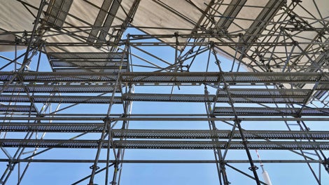 Oprava fasády a střechy činžovního domu v Praze