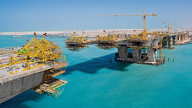 <p>Con una longitud de 1,455 kil&amp;oacute;metros y una impresionante anchura de 60 metros, el puente Sheikh Khalifa conecta la parte continental de Abu Dhabi (Emiratos &amp;Aacute;rabes Unidos) con la isla de Saadiyat.</p><br/>