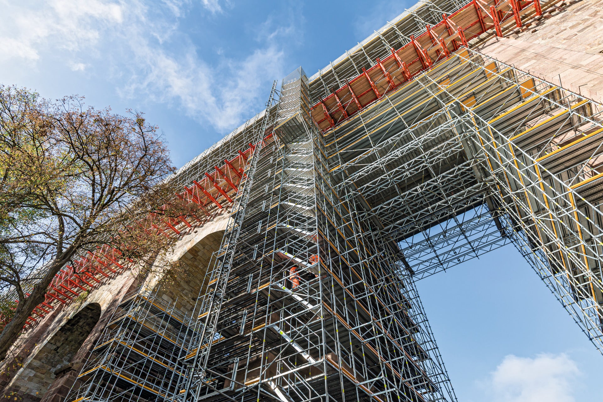 Die Bauteile des PERI UP Gerüstbaukastens sind für Überbrückungen mit Spannweiten von 4 m bis zu 12 m im Regelaufbau optimal geeignet. <br/>