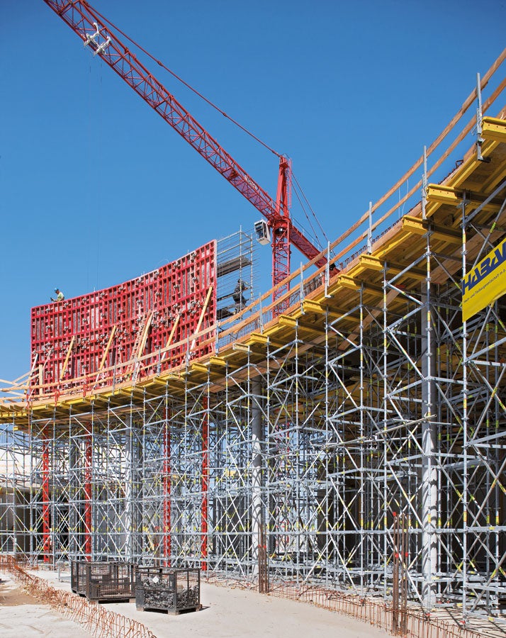 PERI UP Flex Stütztürme bieten eine stabile Basis für MULTIFLEX Deckenschalung, auch mit grossen Höhen. Lokal höhere Lasten wurden bei diesem Projekt mit HD 200 Schwerlaststützen abgefangen.<br/>