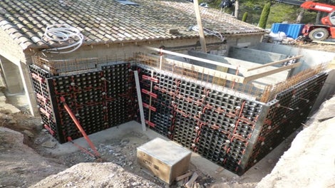 Le coffrage universel DUO utilisé pour les voiles, dans la construction des maisons, piscines, etc.