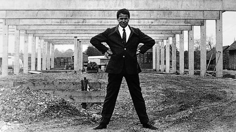 Artur Schwörer davanti al primo capannone di produzione in costruzione a Weißenhorn.