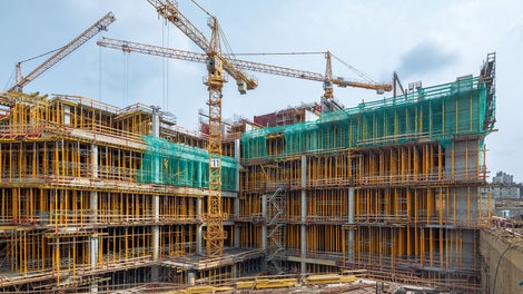 Ustawianie segmentów stropowych na konstrukcji PERI UP Rosett. Deskowanie specjalne PERI wykonano z zachowaniem identycznych krzywizn co w wyburzonych elementach.<br/>