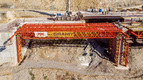 使用VARIOKIT VRB桁架梁与VST高强塔架，组成了可靠的承重系统。