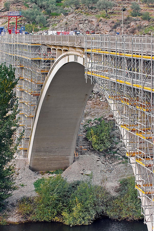 Through the optimal adjustment of the modular scaffolding system to the complicated bridge geometry, scaffold assembly as well as the renovation work could be accelerated.