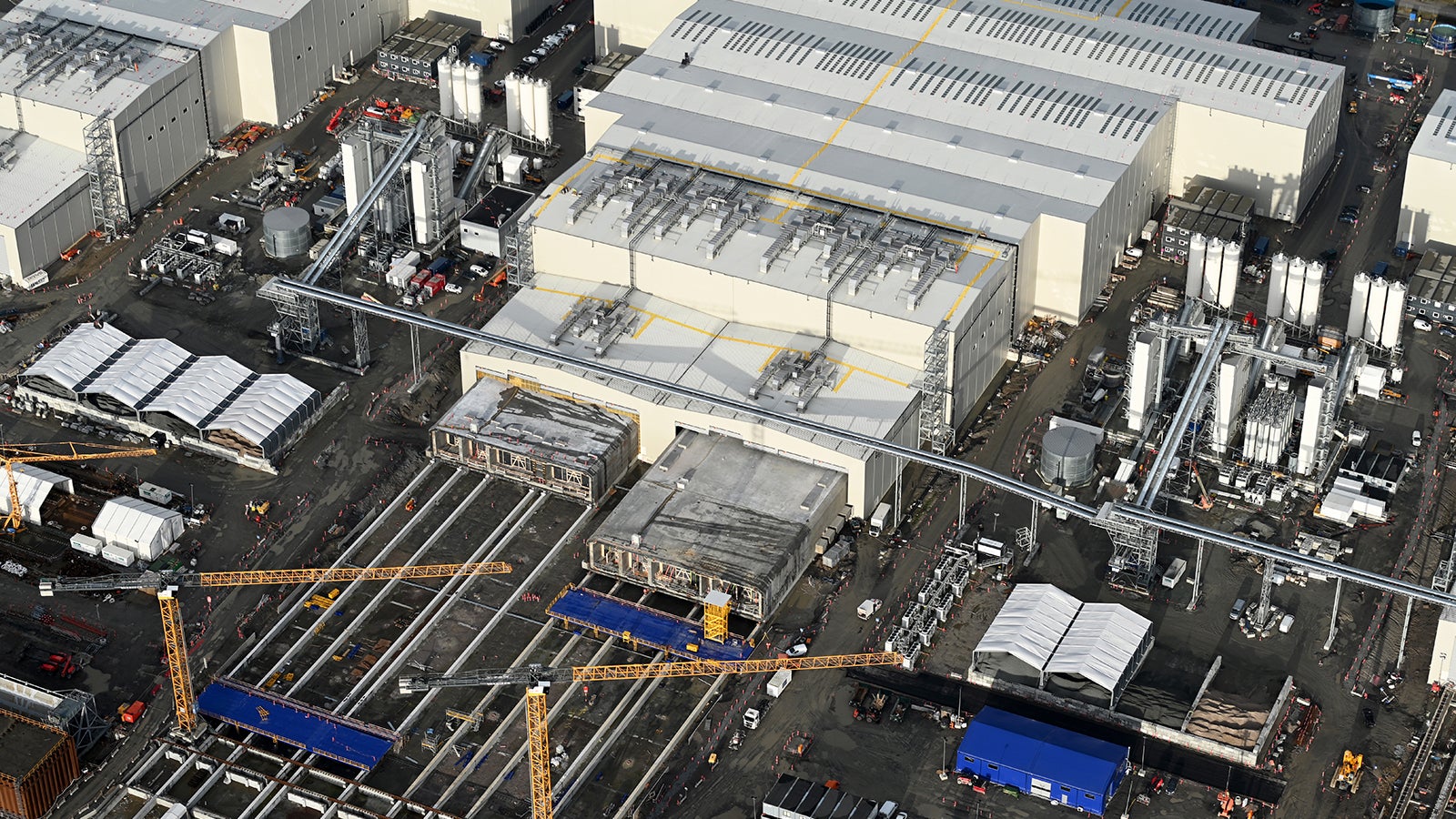 Die 79 Standard-Tunnelelemente werden in drei Hallen auf fünf Produktionslinien gefertigt. Alle fünf Produktionslinien, die jeweils über 250.000 Teile umfassen, wurden erfolgreich aufgebaut und sind in Betrieb.<br/>(Foto: Femern A/S)