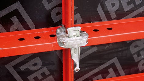 上图中的细节清晰的展示了LIWA系统简单的结构：只需要使用楔形夹具就可以连接狭窄的平板模块框架。