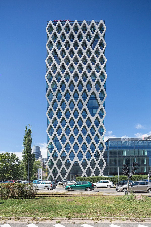 Prosta Tower je 70 m vysoká budova s 19 nadzemnými a 5 podzemnými podlažiami, ktorej hrubá stavba trvala len 11 mesiacov.