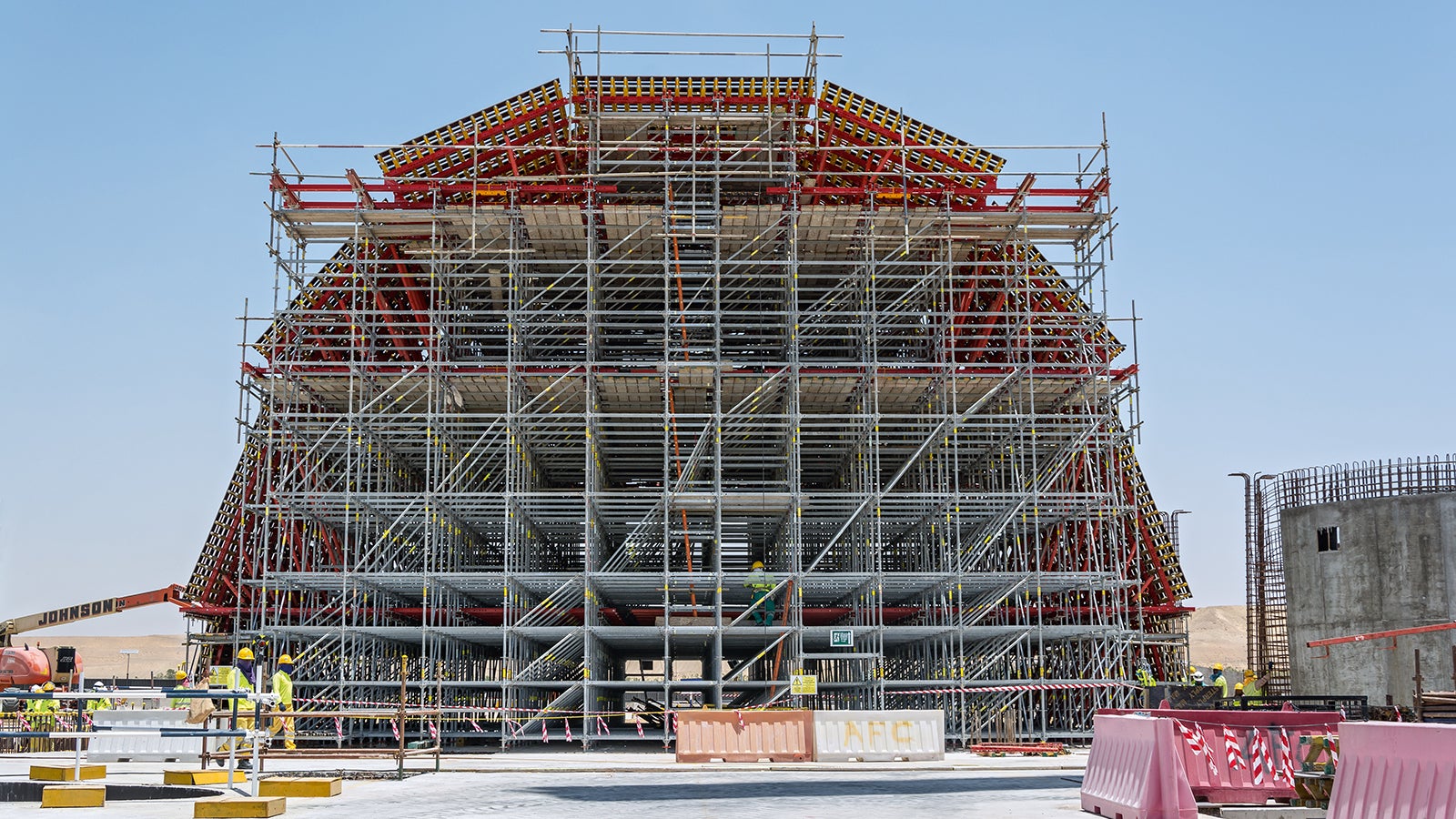 The combination of PERI UP and customised VARIO GT 24 formwork elements played the main role in the construction in the erection of the dome with the highest exposed concrete requirements.