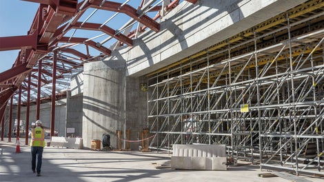 PERI UP not only serves as a supporting structure for the dome formwork. The modular scaffolding also provides access to various assembly areas as well as safe workspaces in all areas.<br/>