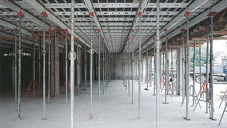 <p>Jedno z prvn&amp;iacute;ch nasazen&amp;iacute; lehk&amp;eacute;ho stropn&amp;iacute;ho bedněn&amp;iacute;&amp;nbsp;SKYDECK v Česk&amp;eacute; republice. Se syst&amp;eacute;mem padac&amp;iacute; hlavy je&amp;nbsp;umožněno časn&amp;eacute; odbedněn&amp;iacute; a&amp;nbsp;sn&amp;iacute;žen&amp;iacute; z&amp;aacute;sob materi&amp;aacute;lu na stavbě.</p><br/>