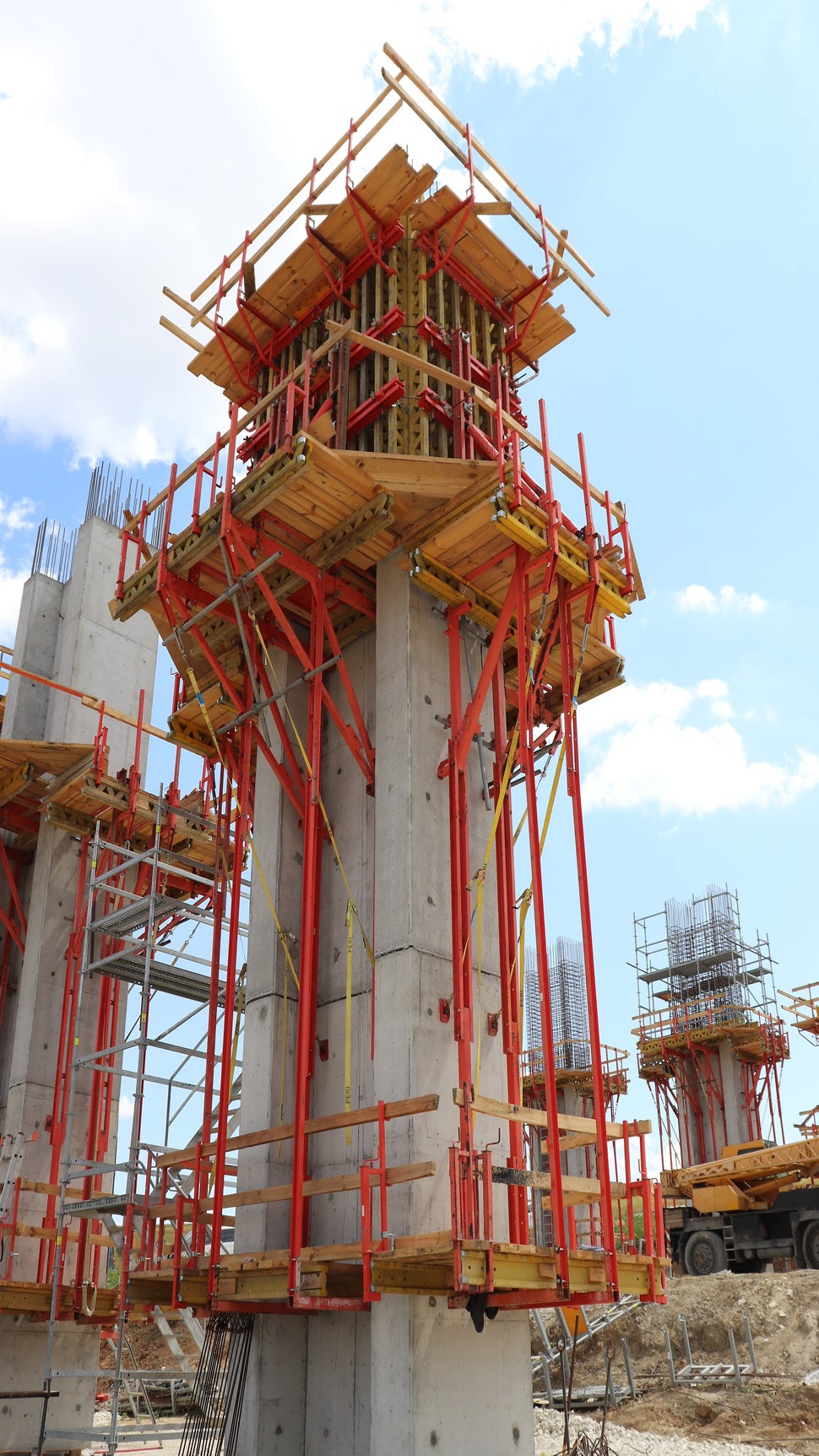 Изграждане на по-горни тактове на стълбовете с кофражна система VARIO и катерещи конзоли CB240 и CB160