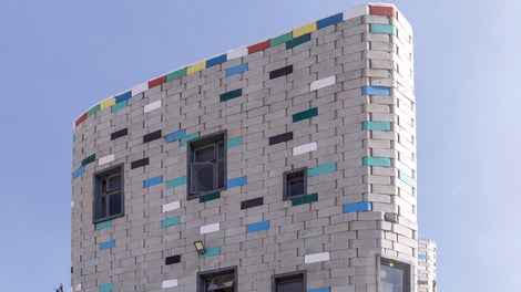 The new PERI school building in Kibera consists of several thousand TwistBlocks.