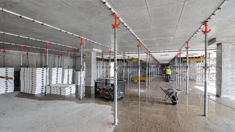 Grâce à notre nouvelle méthode de décoffrage anticipé, les cycles de construction sont accélérés, ce qui se traduit par des gains de temps significatifs. De plus, cette approche permet une réduction de la main-d'œuvre nécessaire tout en améliorant la sécurité sur le chantier. La maîtrise de la fissuration est optimisée, la zone sous le béton coulé est raccourcie, et une opération en moins est requise, ce qui simplifie le processus de construction.