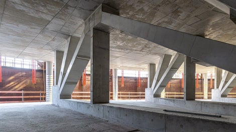 Vzpěradlo uvnitř 2. patra zajišťuje požadovaný prostor bez podpěr v konferenčním sále pod ním.