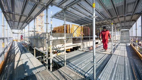 Один комплект лесов может использоваться для решения различных задач. В начале процесса строительства - для заливки монолитного перекрытия, в конце - для обеспечения доступа к фасаду здания при отделочных работах. 