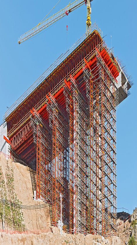 Up to 30 m high VARIOKIT VST heavy-duty shoring towers served as falsework for the construction of the bridge edge sections. Each leg carried a load of around 600 kN.