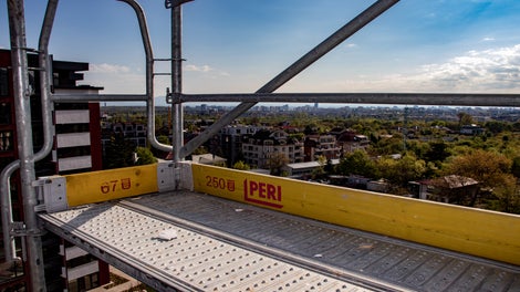 Системата фасадно скеле PERI UP Easy отговаря на всички действащи норми по безопасност, като разполага с пълен набор от обезопасителни елементи - парапети по горно и долно перило, бордови дъски, челни парапети и др.