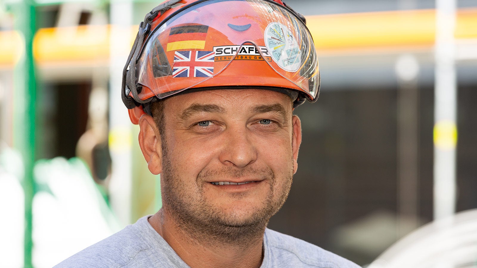 I have been working as a scaffolder since 2004 and have already dealt with many different systems. After a short adjustment I really like to work with PERI UP Easy. The erection without tools is great and thanks to the advance guardrail integrated in the system, we can work without personal protection equipment and so with less load on our bodies. 