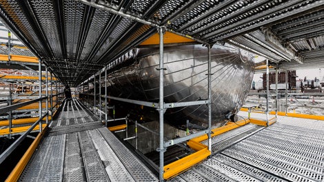 Независимо от геометрии и размеров в конструкции из лесов практически нет зазоров, которые пришлось бы закрывать фанерой или доской. Повышенную безопасность и боковую защиту обеспечивает желтая отбортовка. Из-за яркого цвета ее заметно издалека.