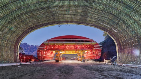 El proyecto de la A26 se destaca por sus cinco secciones transversales de túnel diferentes. Además, las curvas presentan radios estrechos de 50 m a 750 m y las pendientes de los túneles varían, lo que dificulta la implantación de la nueva red de transporte. 