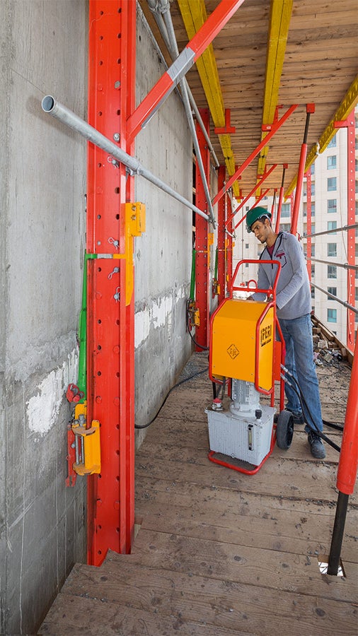 可以移动液压千斤顶系统减少了吊车使用量，降低了施工成本。