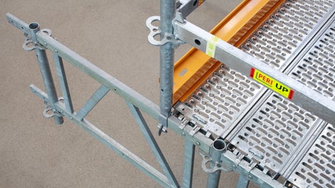 Beläge und Geländer lassen sich ohne Kupplungen direkt auf den Obergurt des Gitterträgers montieren und erlauben einen lückenlosen Weiterbau im Raster von 25 cm.