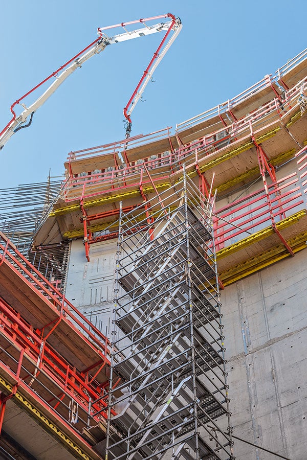 Für die herausfordernde Baumaßnahme lieferte PERI mit Kletterschalung, Traggerüst und Zugangstechnik sowie kompetentem Schalungs- und Gerüst-Know-how eine umfassende Gesamtlösung.