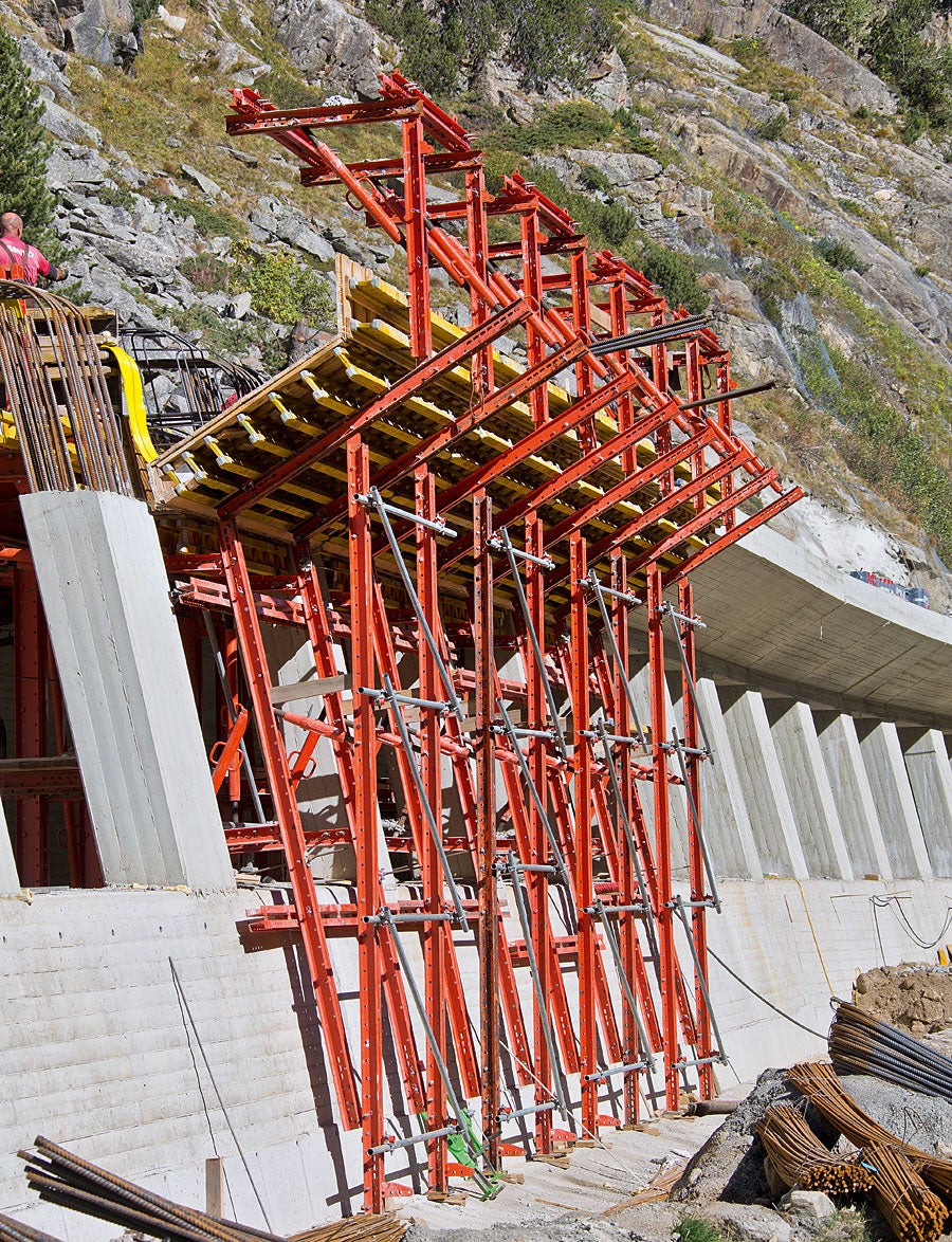 Die vier Schalungseinheiten für die talseitig 1,50 m auskragende Tunneldecke basierten ebenfalls auf VARIOKIT Systembauteilen und ließen sich mittels definierter Anhängepunkte an der Galgenkonstruktion problemlos mit dem Kran umsetzen.