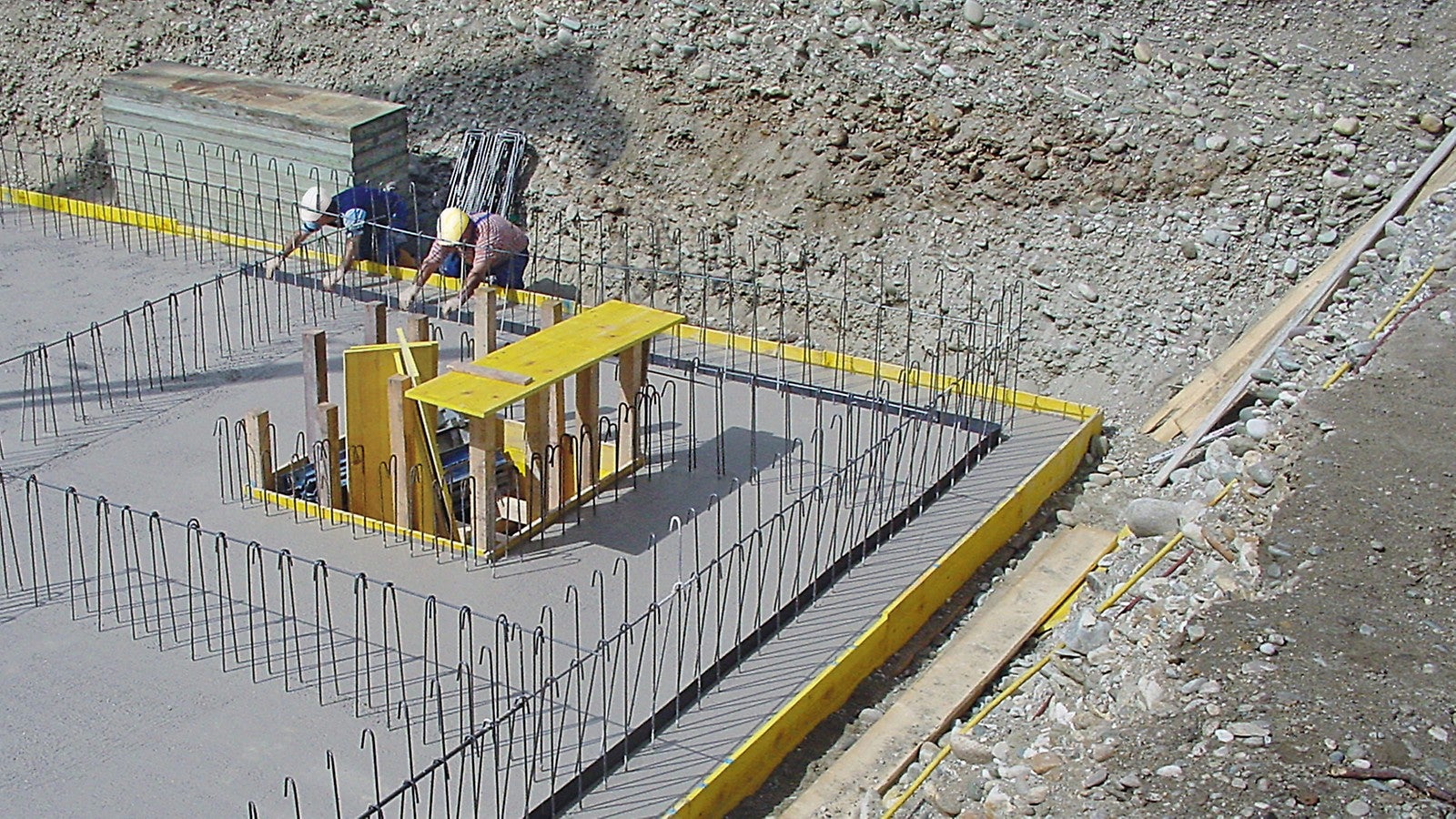 Acting as both an active and passive barrier at construction joints, CEMflex effectively blocks the transmission of water. You can be confident that your concrete structures will stay resilient against any water-related issues.