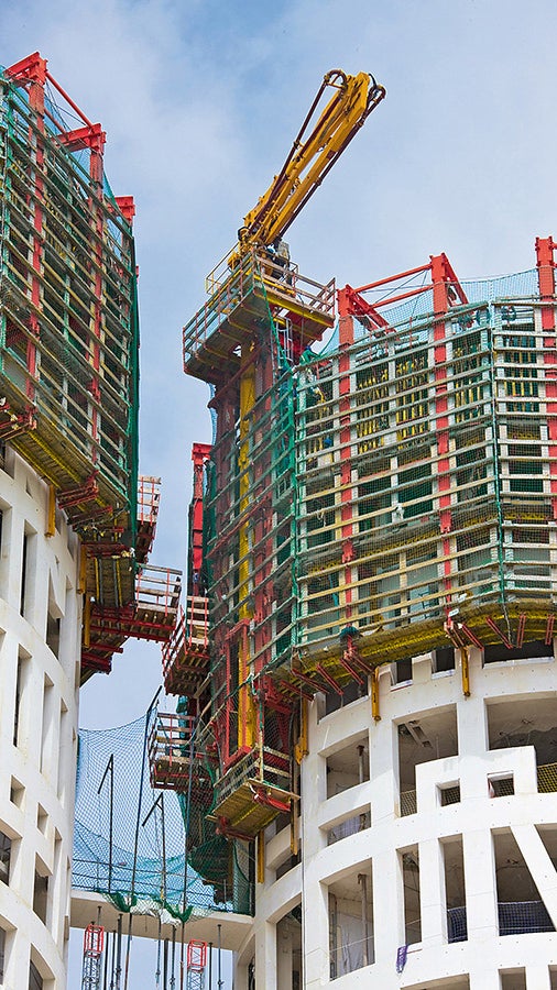 两个圆筒型建筑，使用ACS自动液压爬架系统，每10天浇筑一层。