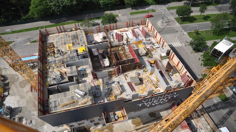 Die RCS-P Kletterschutzwand unterstützt die Arbeiten bis in das oberste Stockwerk. Die Windschilder decken 2,5 Geschosse gleichzeitig ab. Bei den, von Geschoss zu Geschoss, wechselnden Deckenflächen kann die SKYDECK Paneel-Deckenschalung ihre flexiblen Einsatzmöglichkeiten unter Beweis stellen.