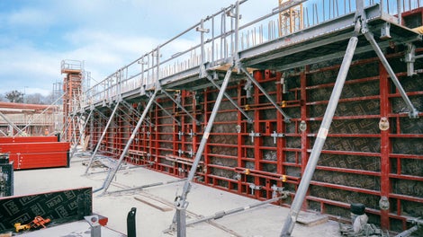 Jedno rozwiązanie i dwie zasadnicze korzyści: wysoki standard bezpieczeństwa i efektywna rotacja sprzętem przy zastosowaniu zintegrowanych jednostek deskowania MAXIMO i pomostów MXP.