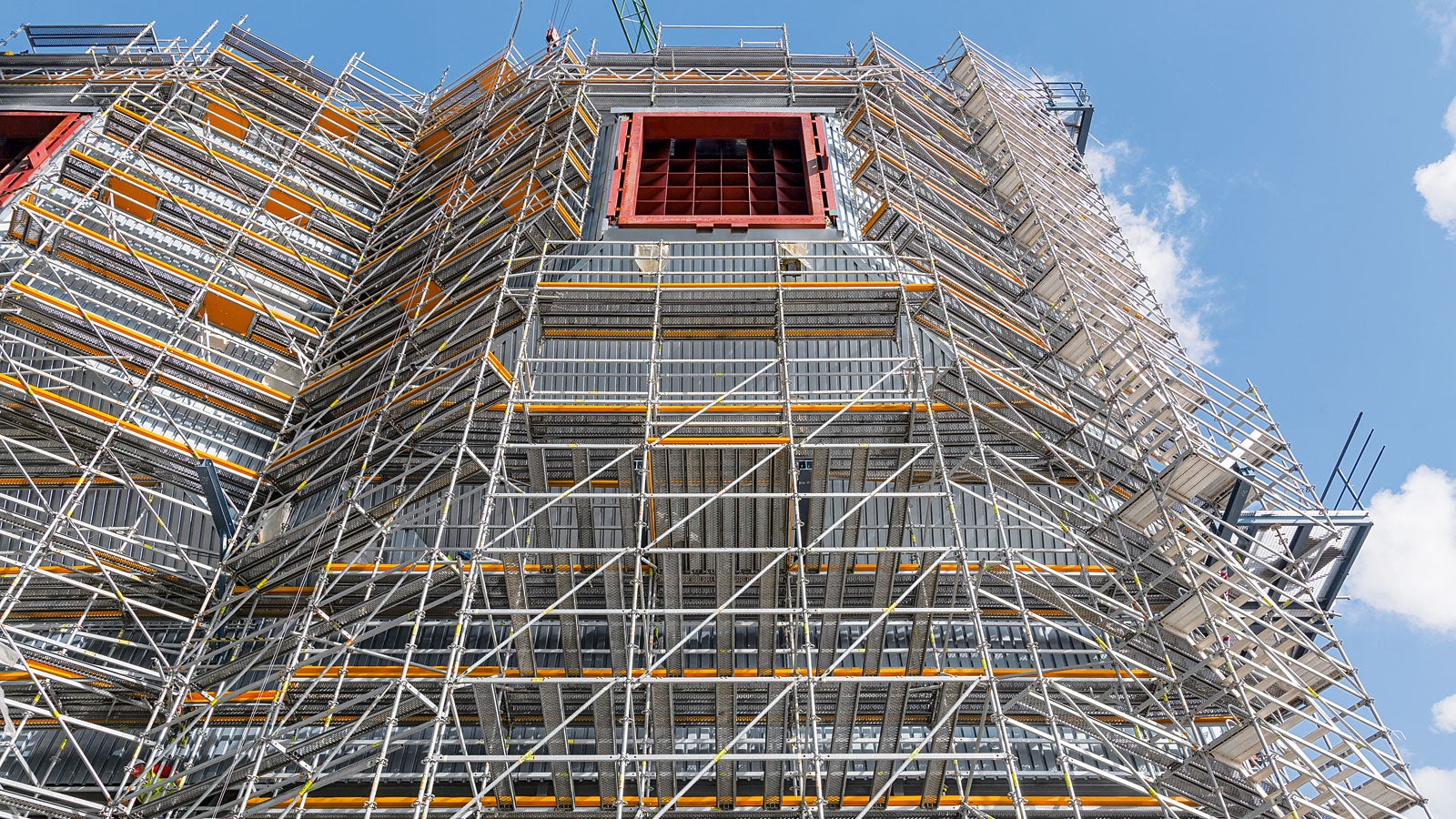 Also for the assembly and insulation of the 8 funnel-shaped inlet ducts, the PERI scaffold construction provides ideal working conditions.