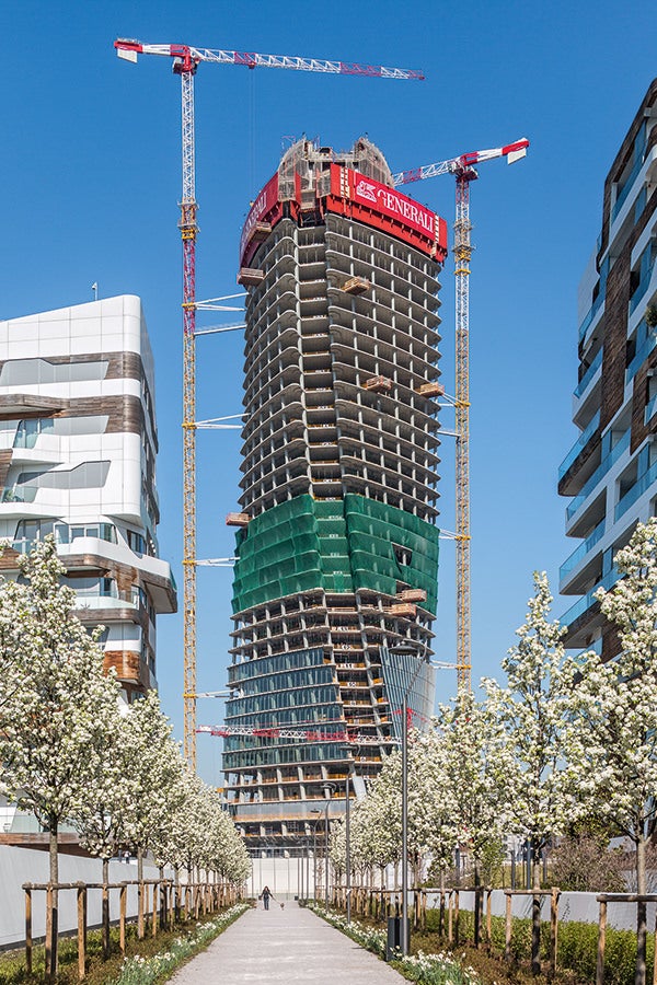 A total of 44 storeys wind their way elegantly upwards on the so-called Generali Tower in Milan (Italy). The clever climbing formwork solution for the project by Zaha Hadid is yet another trend-setting development from PERI.