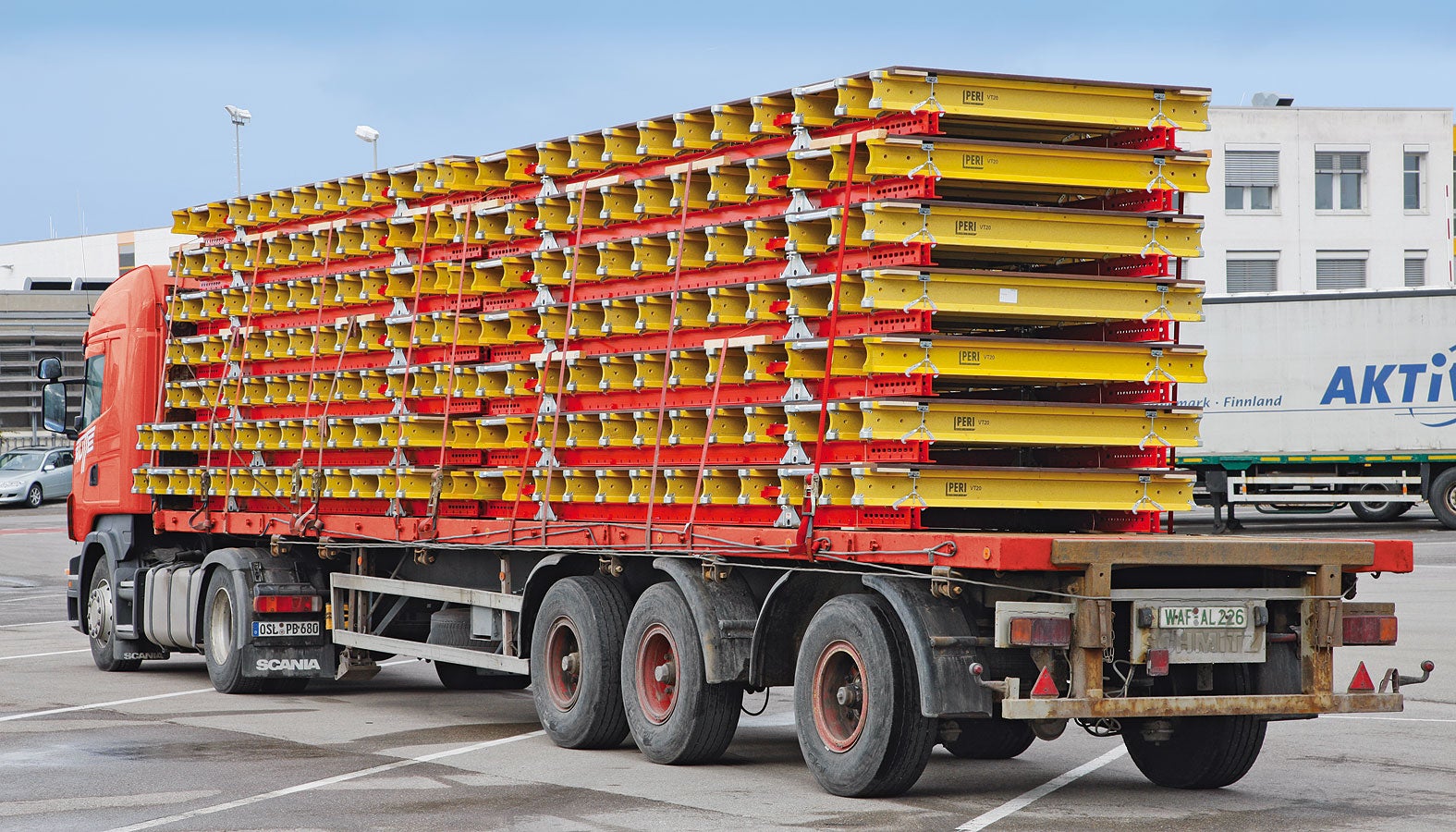 Debido a la baja altura de construcción de solo 36 cm, se necesita un 20 % menos de capacidad de transporte y almacenamiento en comparación con las mesas de losas con cerchas hechas de vigas de madera tipo 20. Las vigas de soporte firmemente montadas garantizan la protección requerida del revestimiento de encofrado en la pila y durante el transporte.