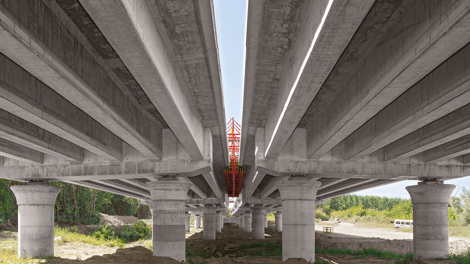 The precast beams of the foreland bridges are supported on 180 cm thick circular columns complete with mushroom shaped heads – thanks to the specially prepared PERI steel formwork, the best concrete surface results have been achieved.