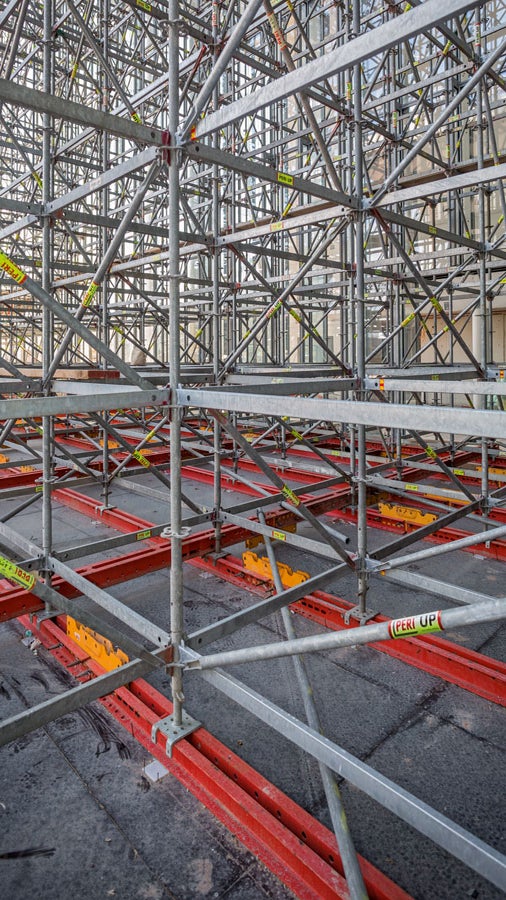 承重支架架设在浮动的整体支架上，以满足施工期间的抗震要求。使用可租赁的派利钢制组件、承受荷载。