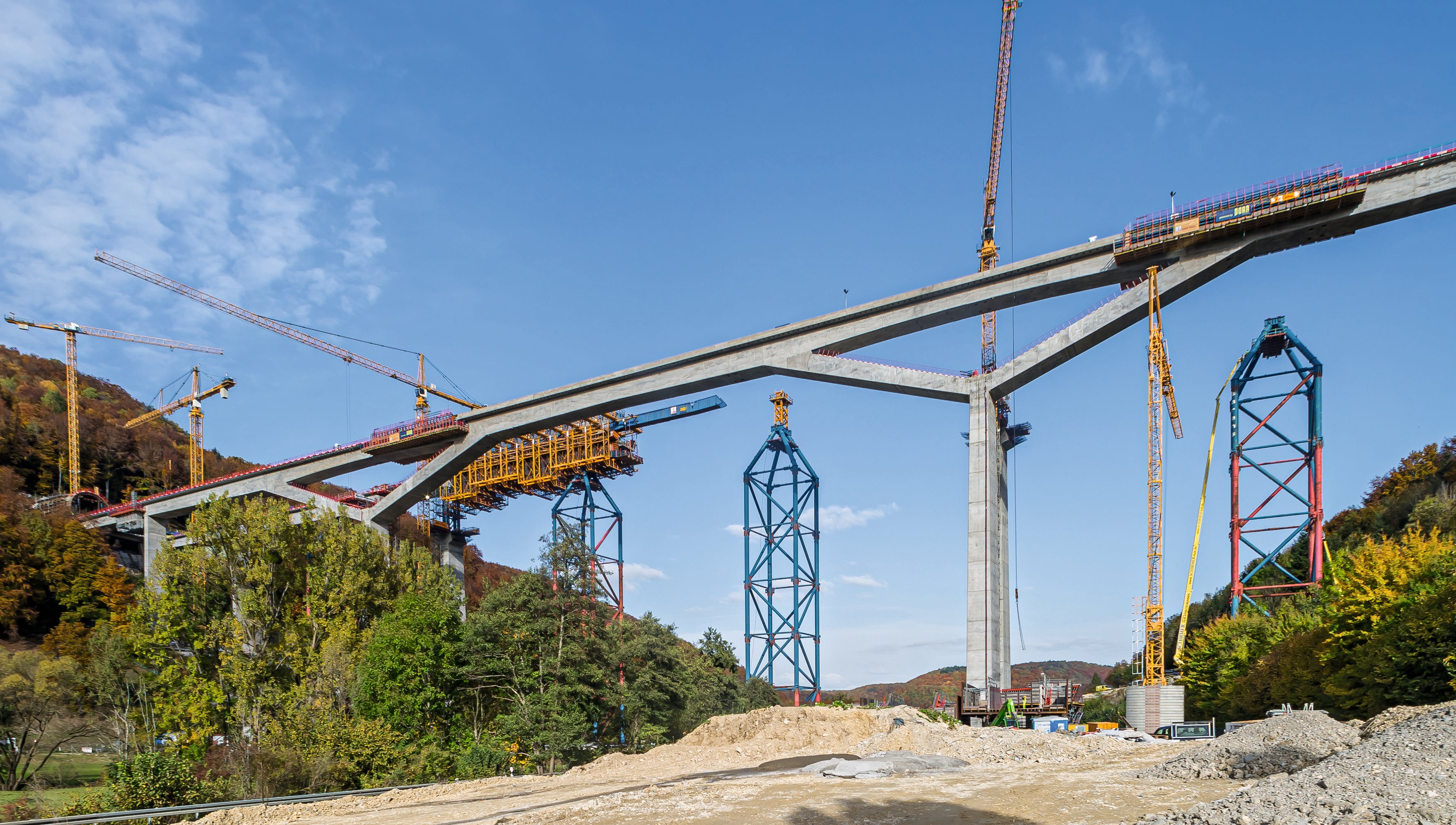 The cantilevered parapets on the west bridge were constructed in 24-m-sections using a total of four VARIOKIT Cantilevered Parapet Carriages.<br/>(Photo: PERI SE)<br/>